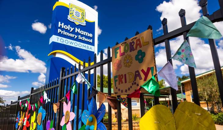 Why Toowoomba is turning into a sea of colour as Queens Park hosts a world record attempt to kick off Carnival of Flowers
