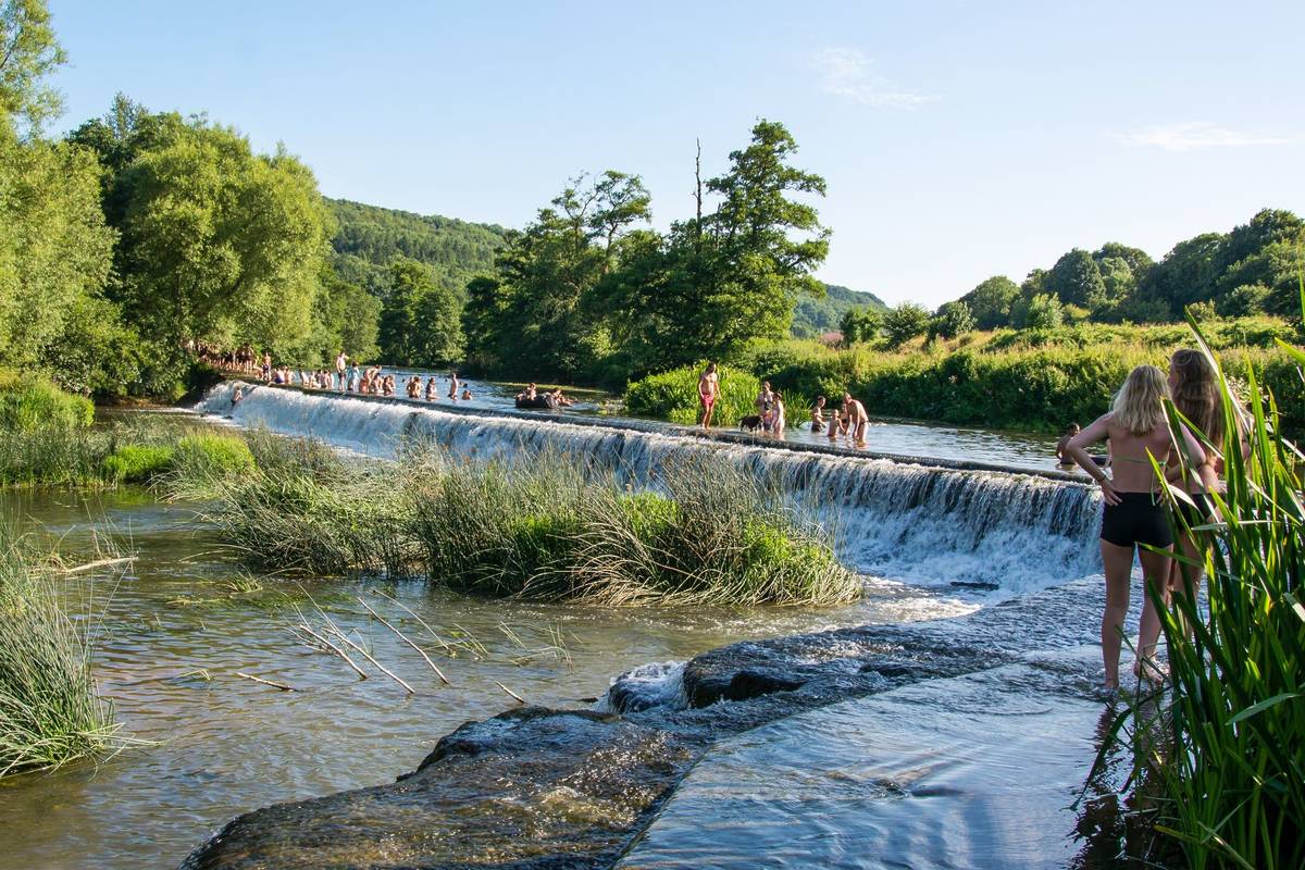 eople swimming in the River Avon. Hundreds flock to Warleigh Weir 3 miles from Bath, on the hottest day of the year