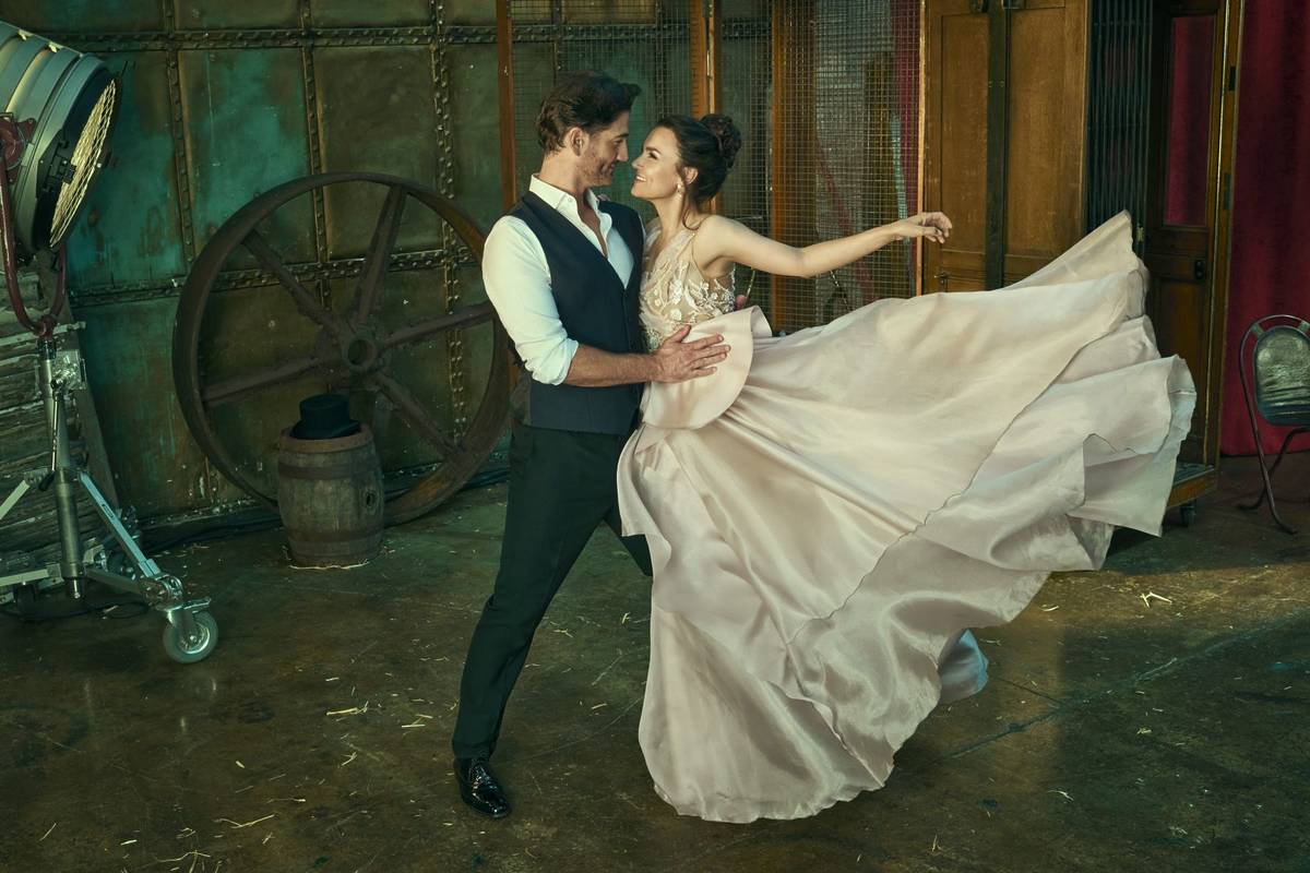 The Greatest Showman _ Photo of Oliver Tompsett and Samantha Barks _ Photo by Sebastian Nevols _ ©20th Century Studios