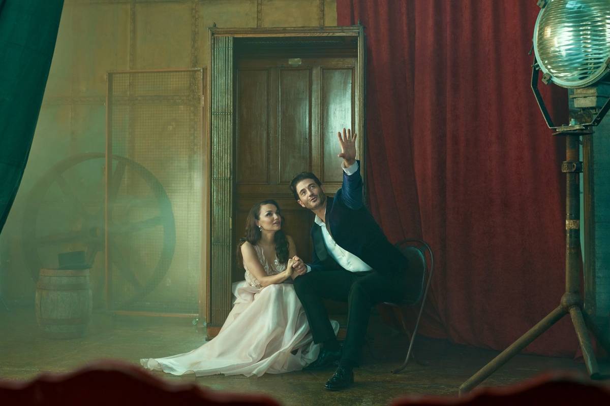 The Greatest Showman _ Photo of Oliver Tompsett and Samantha Barks _ Photo by Sebastian Nevols _ ©20th Century Studios (1)