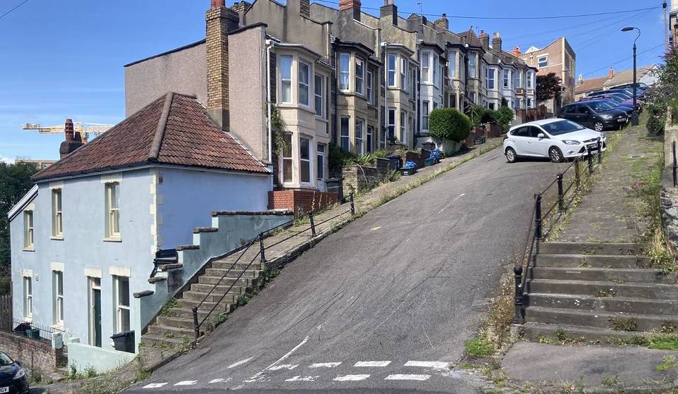 Welcome To England’s Steepest Street &#8211; Where Cars Are Parked Sideways So They Won’t Roll Away