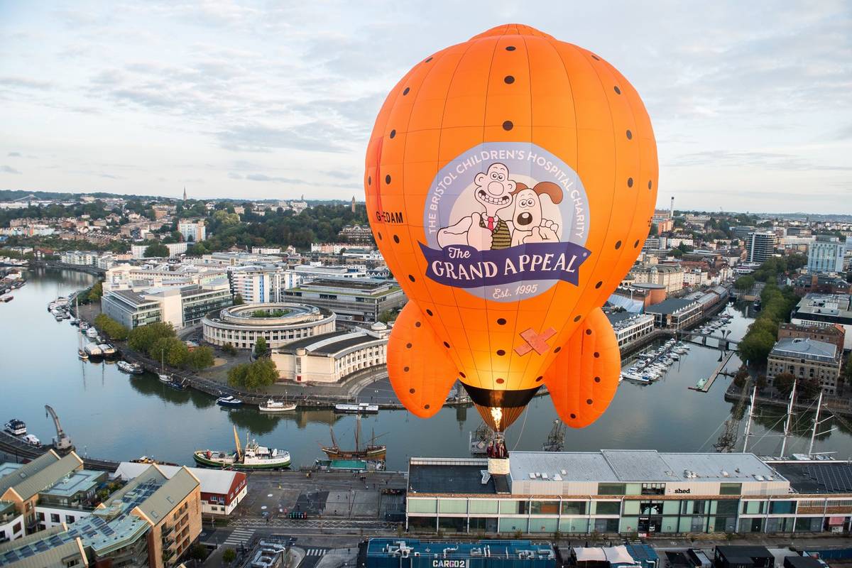 Wallace & Gromit hot air balloon over Bristol
