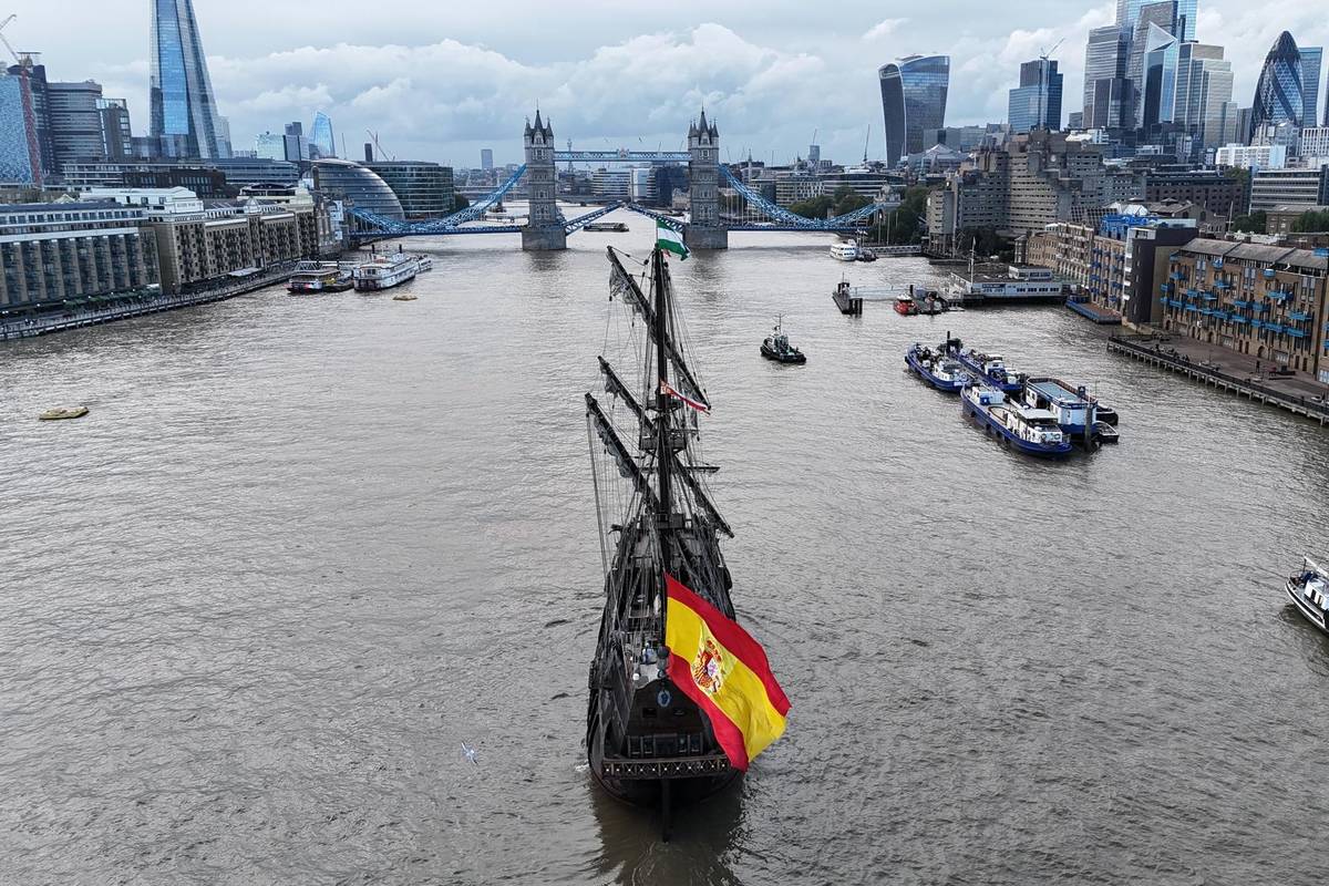 17th-century Spanish galleon sailing into London