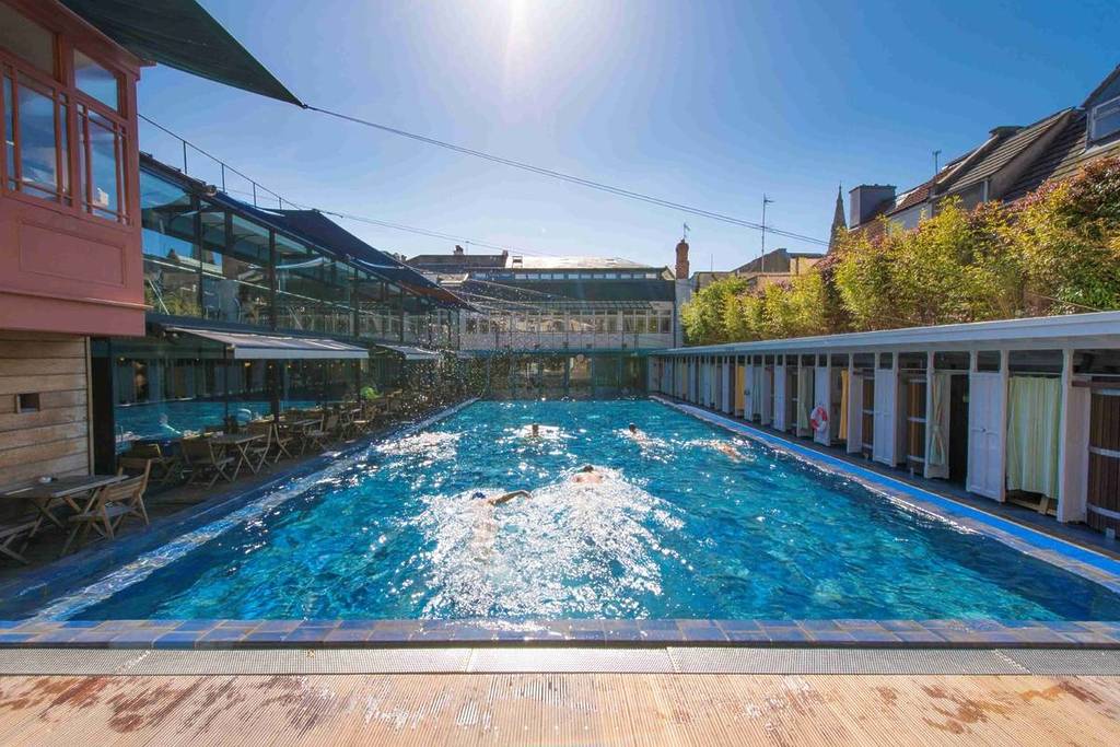 Bristol Lido in the sunshine