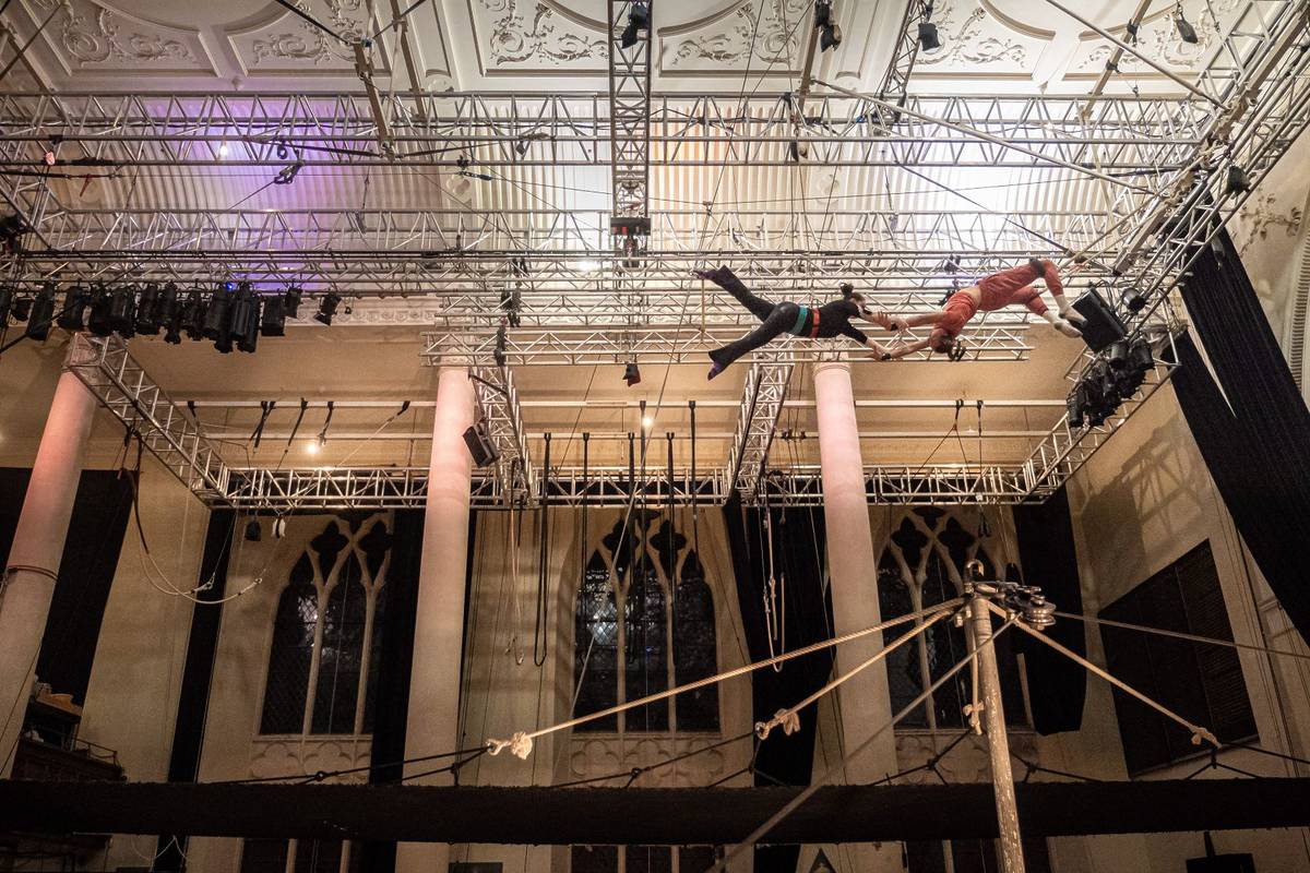 Flying Trapeze Catch - provided by Circomedia