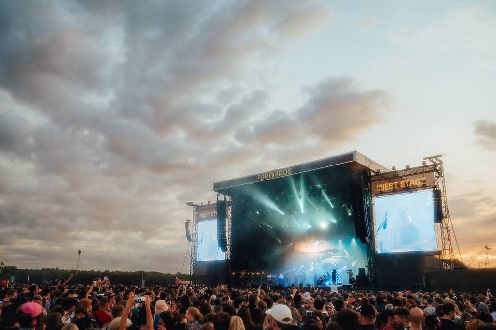 Forwards festival stage