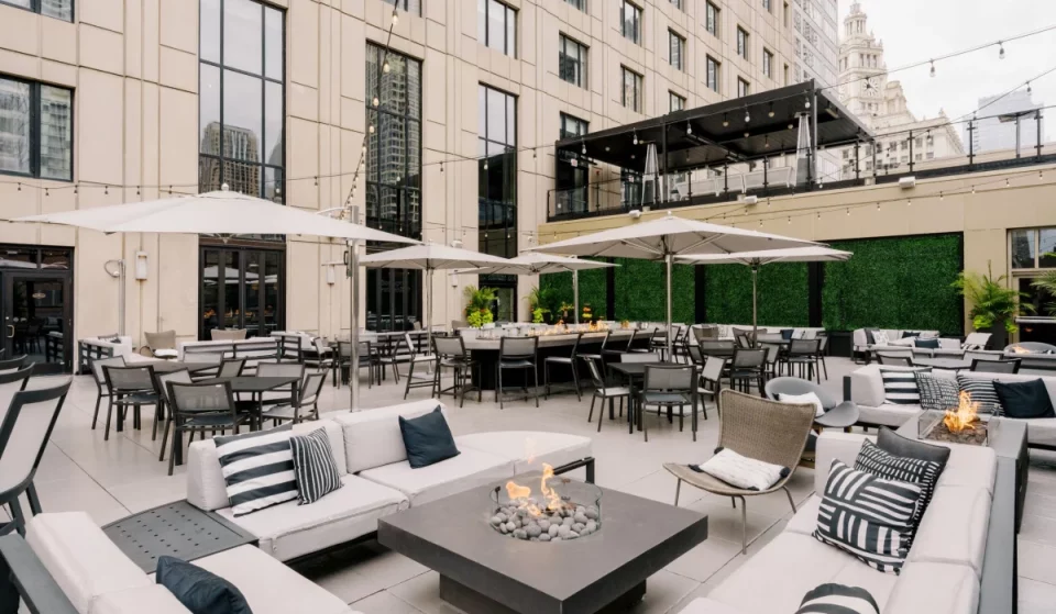 Después de 5 años, el Hotel Gwen trae de vuelta las noches de cine al aire libre con una proyección mágica de «Wicked» en la azotea