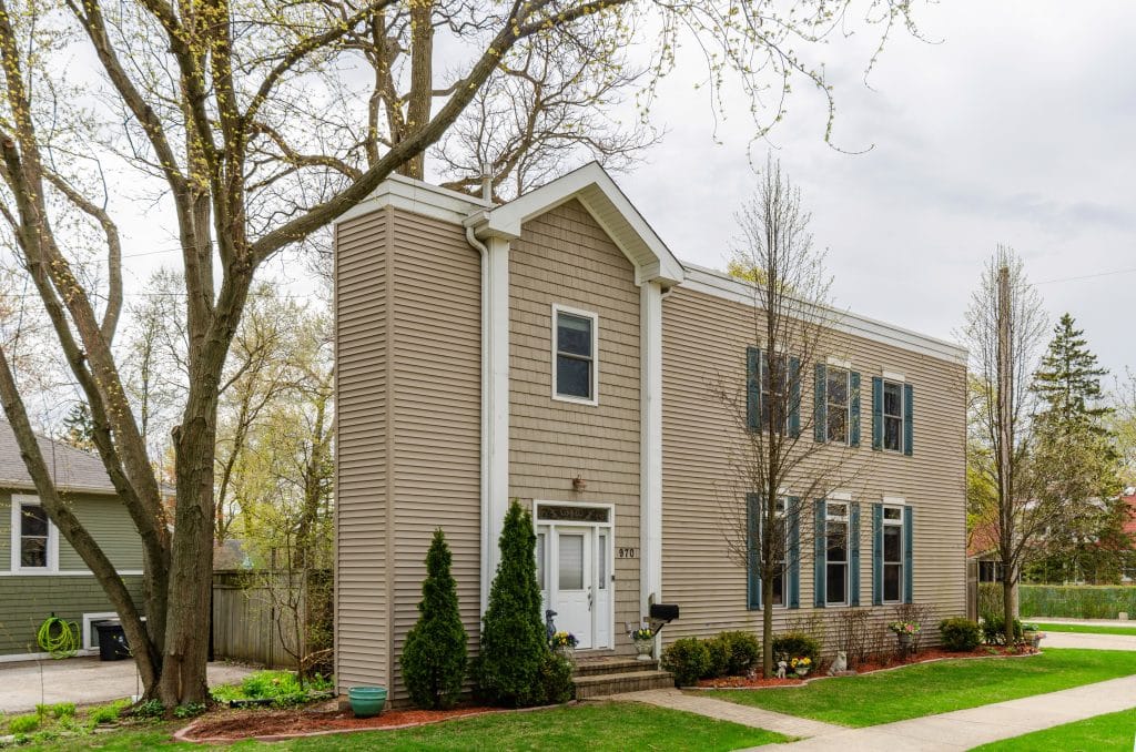 People Are Losing It Over This 'Skinny House' Near Chicago, And Here's