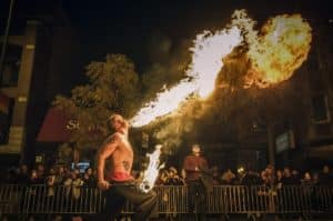 El desfile nocturno de Halloween favorito de Chicago celebra su 30.º aniversario en la calle Halsted
