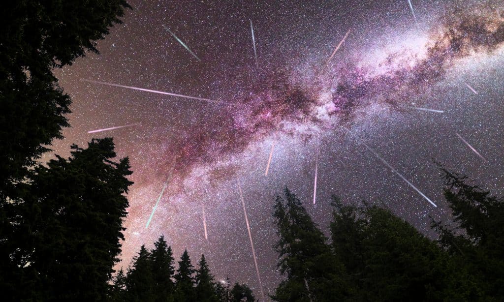Foto de meteoritos cruzando un cielo nocturno estrellado