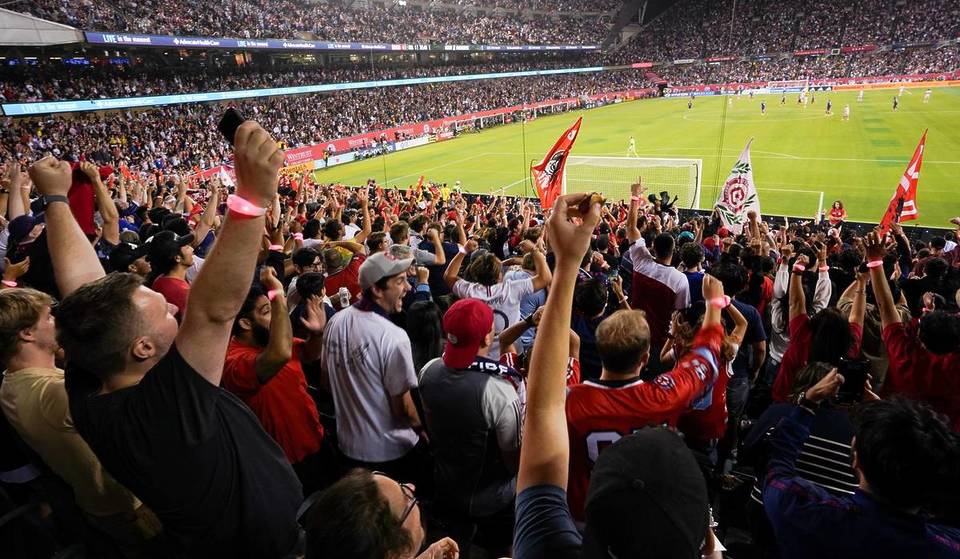 La icónica equipación 2026 del Chicago Fire ya está aquí, y puedes conseguir pizza en forma de corazón y café gratis en esta exclusiva pop-up de West Loop.