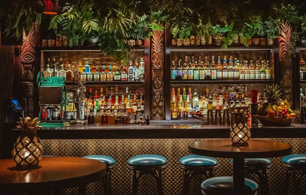 Un bar de temática tropical en Three Dots and a Dash.