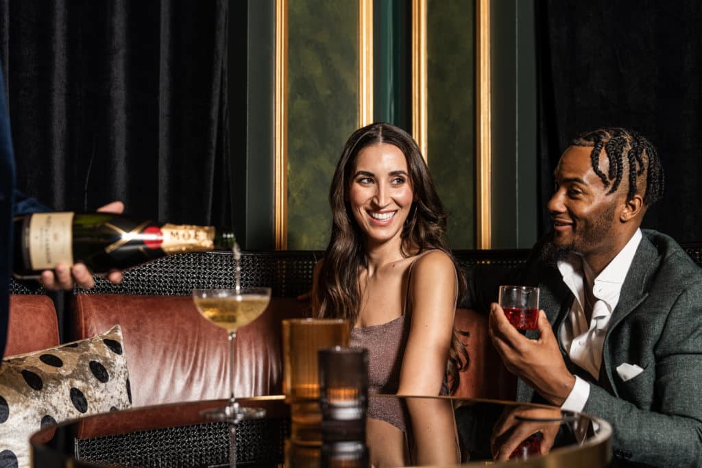 Una pareja sentada en The Mile High Club en Chicago.