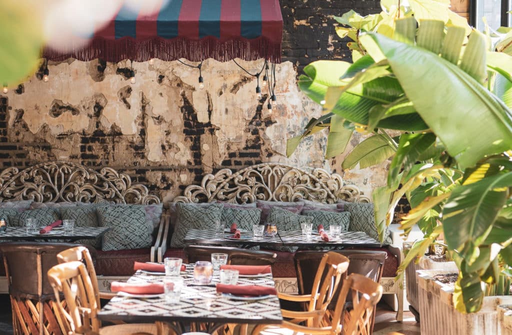 Un lugar frondoso para un brunch en Beatnik West Town, en Chicago.