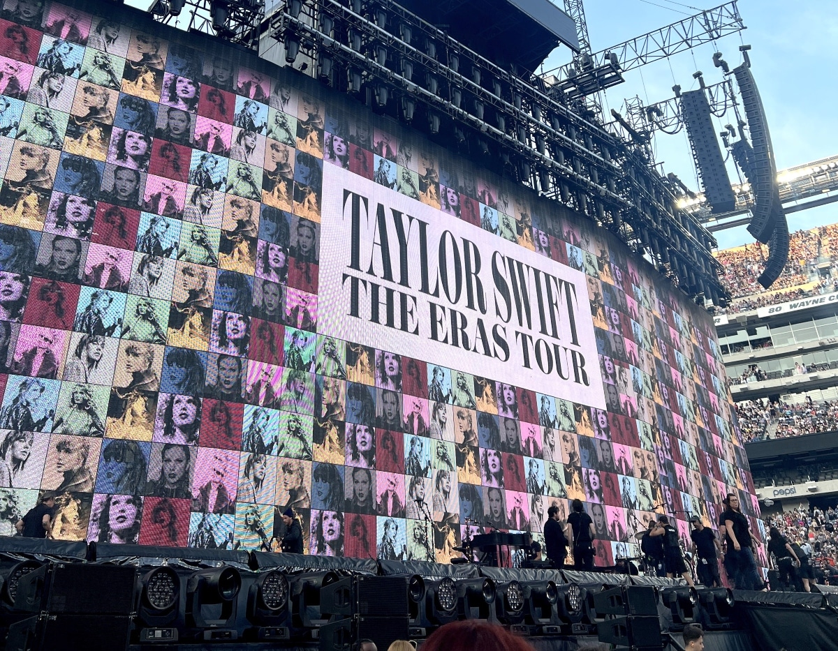 Willis Tower Lights Up Antennas For Taylor Swift's Eras Tour Stop