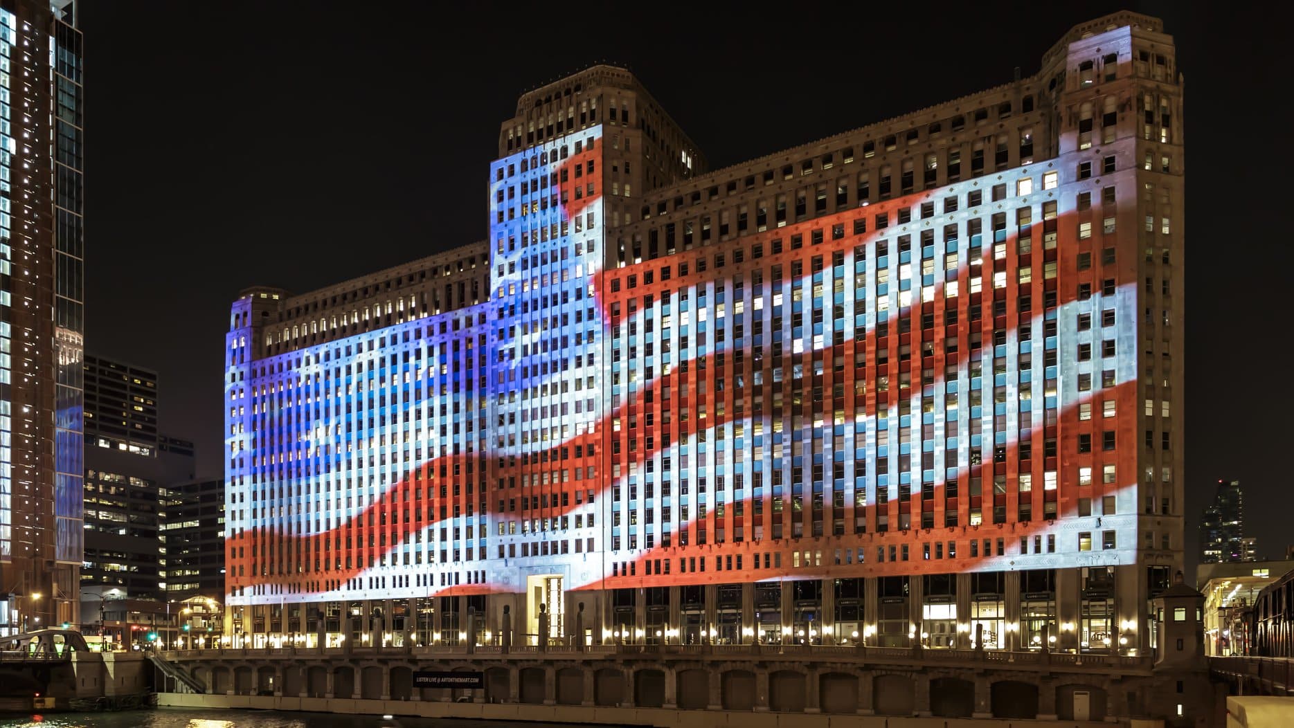the-merchandise-mart-will-light-up-for-independence-day