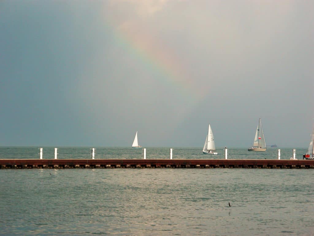 Playa de Montrose en Chicago con veleros en el agua junto a un largo muelle