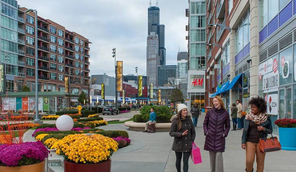 Este centro comercial de Chicago acaba de presentar un espectáculo navideño con regalos y tarjetas de regalo gratuitas