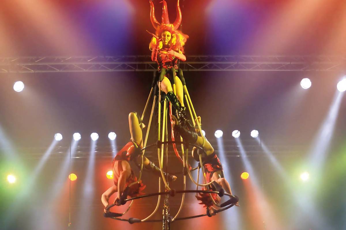 AirOtic Soirée Halloween acrobats