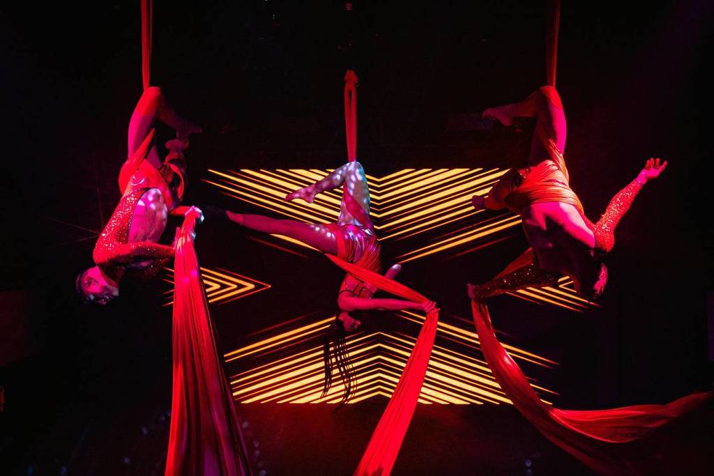 AirOtic Soirée acrobats