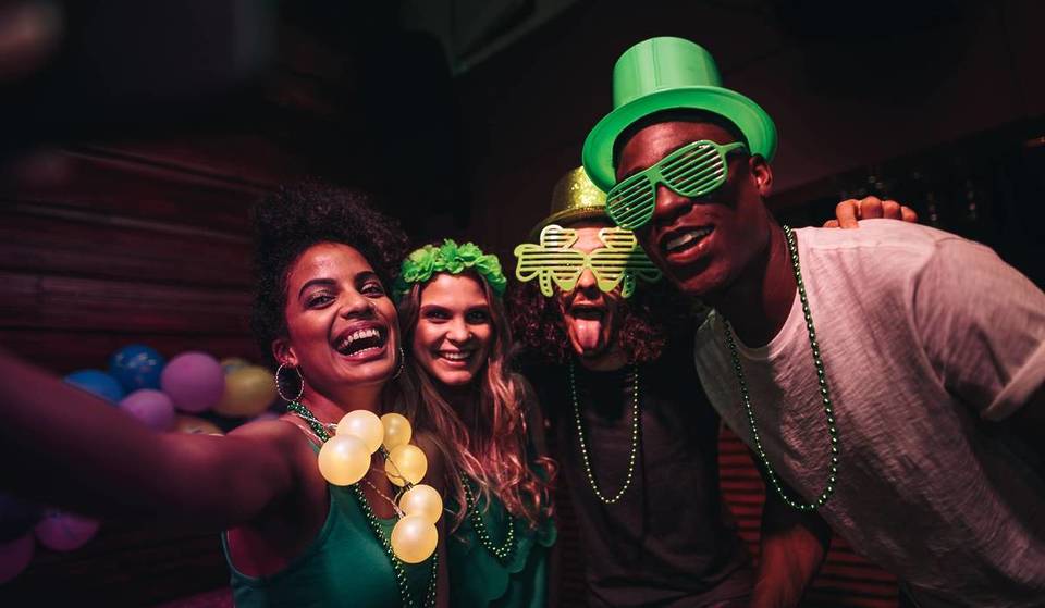 Experience Three Days Of Shamrocks And Shenanigans At Chicago’s ‘Kiss Me I’m Irish’ Bar Crawl