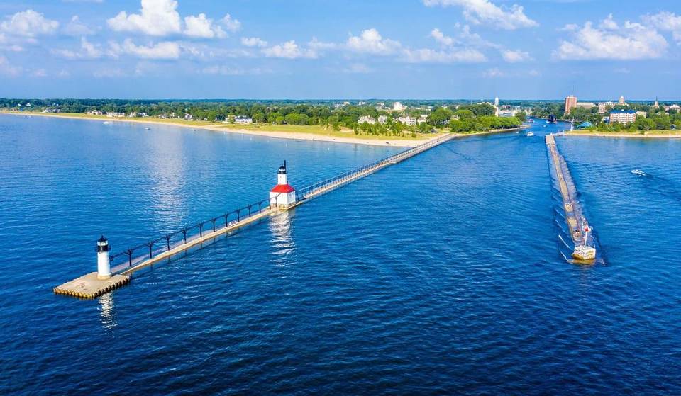 Solo 18 dólares desde Chicago: la ruta más pintoresca de Amtrak te lleva a este impresionante pueblo marítimo con un carrusel histórico y dos faros centenarios.