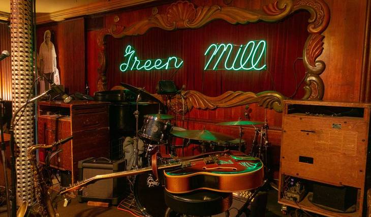 The Best Jazz Clubs In Chicago For Live Music And Cocktails