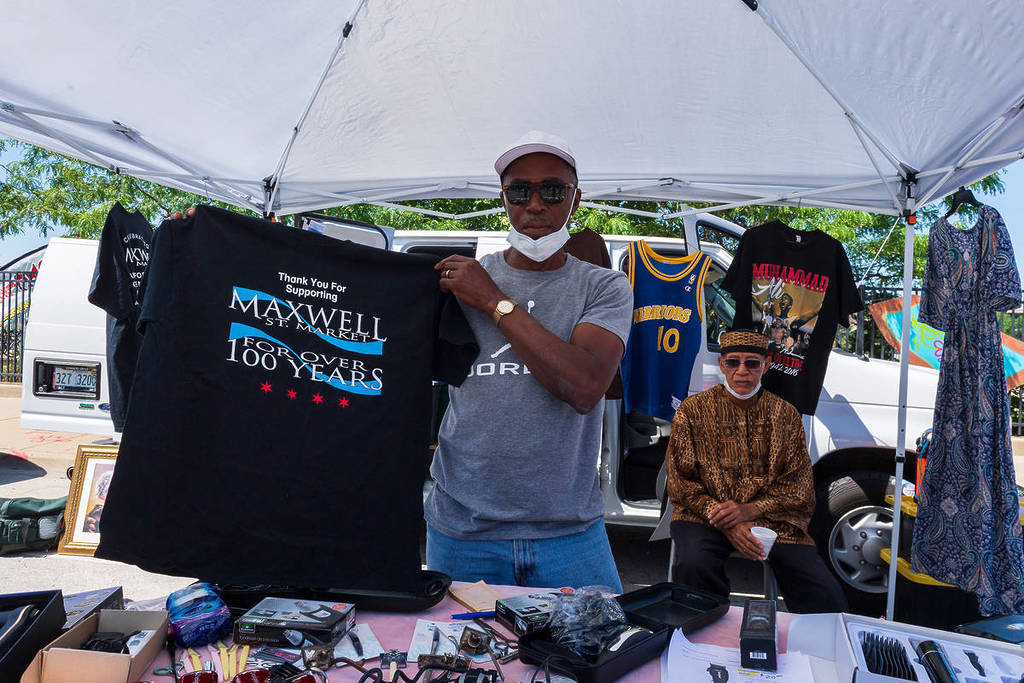 Los residentes de Chicago y los cazadores de gangas disfrutan de las compras, la música, las clases de baile y la comida en el New Maxwell Market, mientras el Departamento de Asuntos Culturales y Eventos Especiales patrocina un evento de baile pop-up de verano. Los habitantes de Chicago aprenden a bailar «jitterbug», salsa y «step» con maestros locales; agosto de 2021.