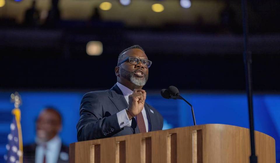 El alcalde Brandon Johnson propone un aumento del impuesto sobre bienes inmuebles, renegando de una promesa clave de campaña