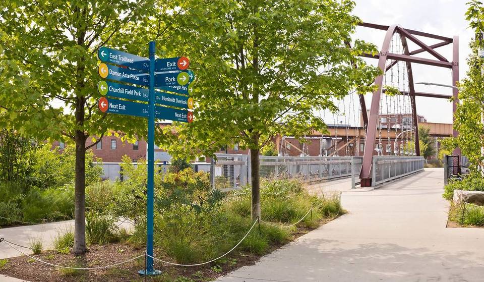 En lugar de la concurrida orilla del lago, este sendero elevado de 2,7 millas, trazado sobre una antigua línea ferroviaria de Chicago, ofrece un tranquilo refugio urbano