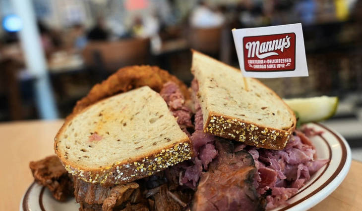 Desde hace más de 80 años, esta emblemática charcutería de Chicago sirve uno de sus platos estrella, y la gente hace cola encantada para probarlo