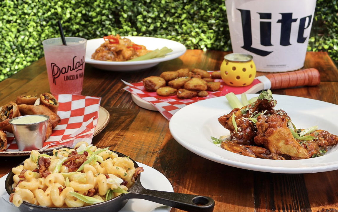 patatas fritas, macarrones con queso y tiras de pollo de Parlay.