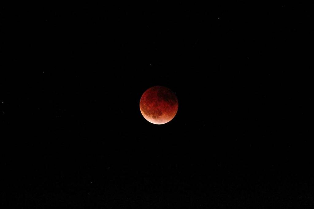 eclipse lunar total por la noche