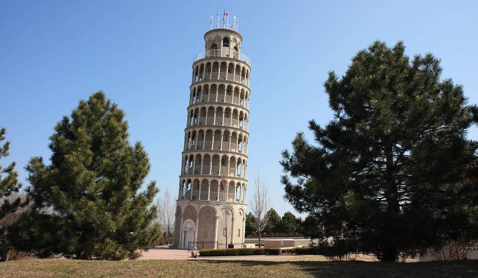 A sólo una hora de Chicago, este encantador pueblo tiene una réplica gigante de la Torre Inclinada de Pisa