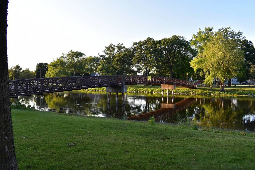 Vista serena en Riverside Park, puente sobre el río Fox en Burlington, WI