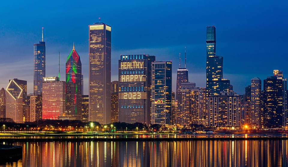 Chicago al descubierto: La historia detrás de los icónicos mensajes de la Torre Blue Cross Blue Shield