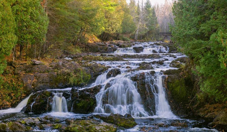 Clasificado entre los 3 mejores del Medio Oeste, este camping de Wisconsin cuenta con impresionantes cascadas y excursiones panorámicas.