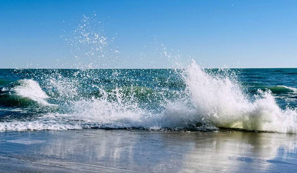 5 Foot Waves, Dangerous Currents Predicted At Chicago Beaches Monday