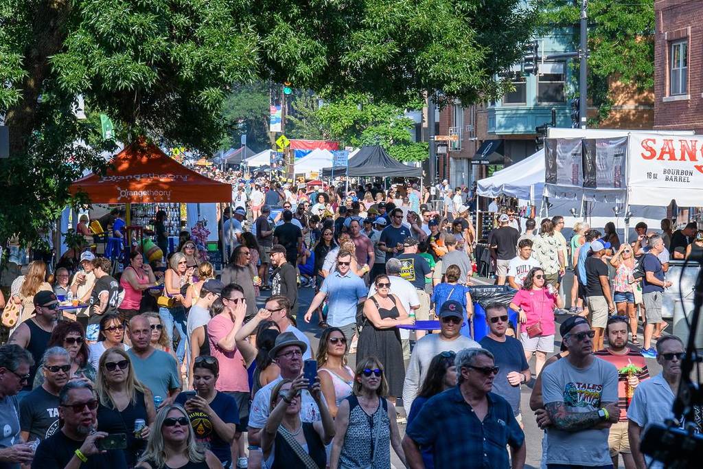 Multitud en el Burger Fest