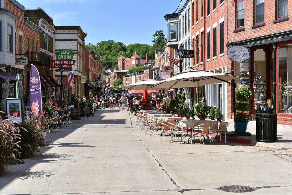 Parte del centro de Galena con sus tiendas y restaurantes en un día extremadamente caluroso. La pequeña ciudad es conocida por su historia y arquitectura.
