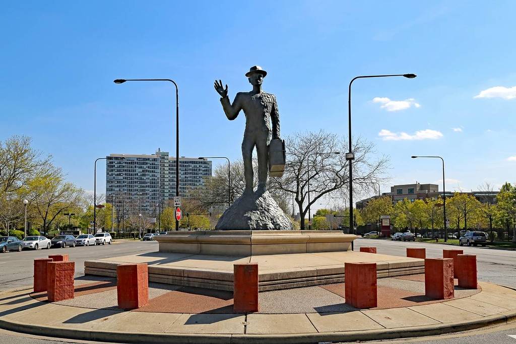 La escultura del monumento a la Gran Migración del Norte en Bronzeville, Chicago, rinde homenaje a los millones de afroamericanos que se trasladaron al norte desde el sur.