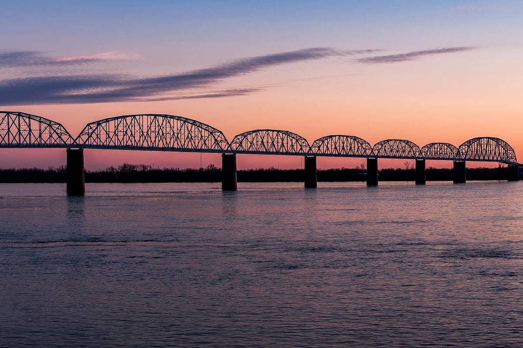Una vista al atardecer / hora azul del histórico puente de Brookport que lleva la US 45 sobre el río Ohio entre Brookport, Illinois y Paducah, Kentucky.