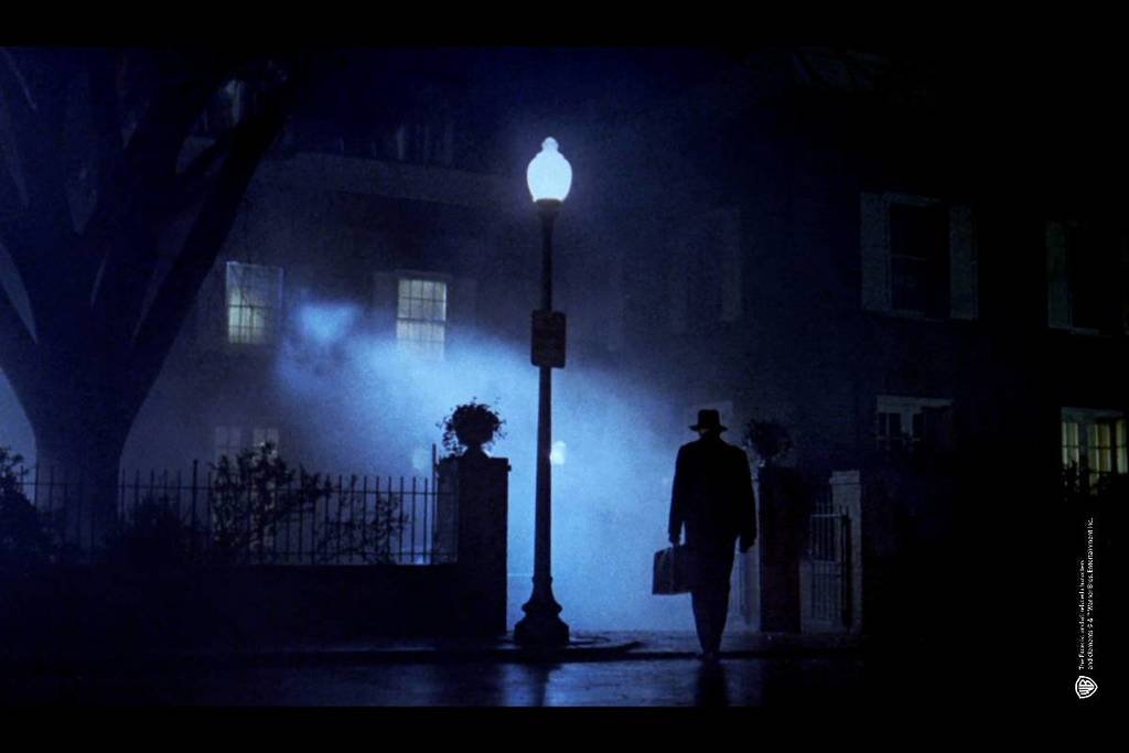 Una escena al aire libre de El Exorcista bajo una farola