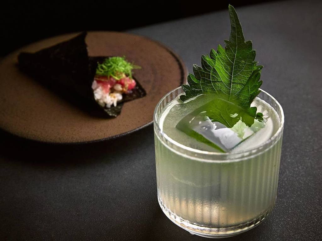 Midosuji bebidas y sushi handroll