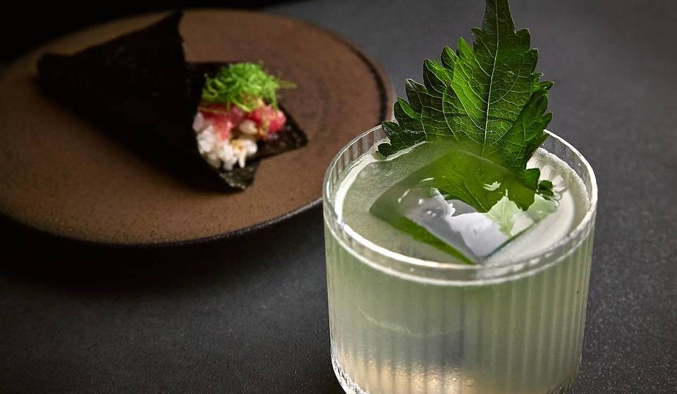 Este Omakase secreto de ocho plazas dentro de la Asociación Atlética de Chicago transformó un bar de la época de la Prohibición en la experiencia gastronómica más íntima de la ciudad.