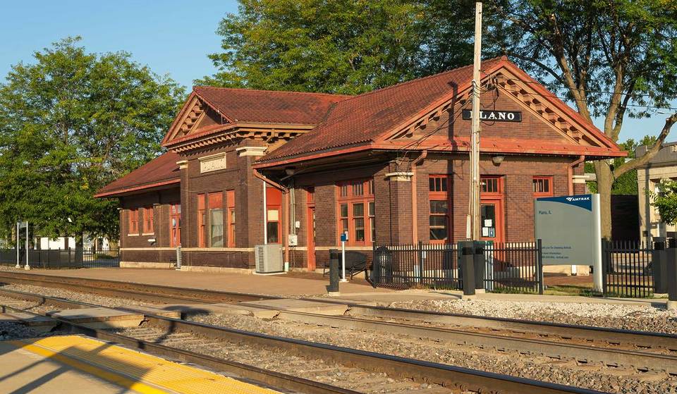 This Storybook Town Near Chicago Has One of the Most Underrated Fall Festivals—Filled With Artisan Vendors, Scenic Trails, And Delicious Food