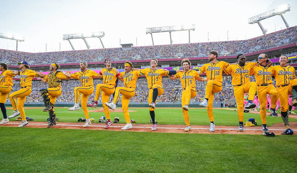 Los Savannah Bananas organizan un evento gratuito para los aficionados en dos locales de Dunkin’ de Chicago antes de la serie en el Wrigley Field