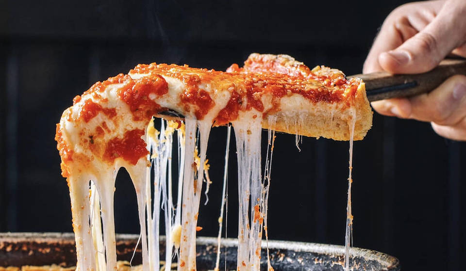 La joya de la corona de la pizza de Chicago acaba de derrotar a Domino&#8217;s y Little Caesars, y todo gracias a su masa mantecosa y su salchicha secreta.