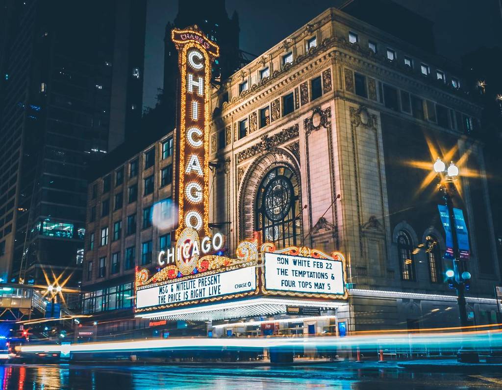 The edifice of the famous Chicago theatre with its luminous sign.