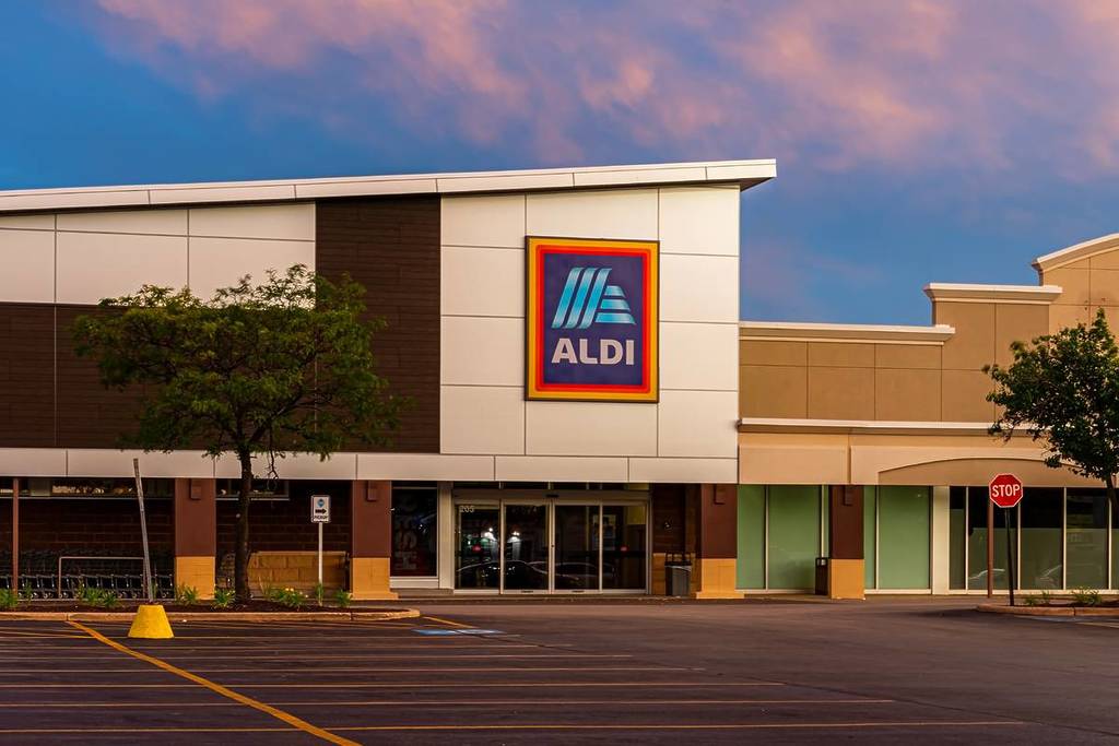 Tienda Aldi gorecory al atardecer.